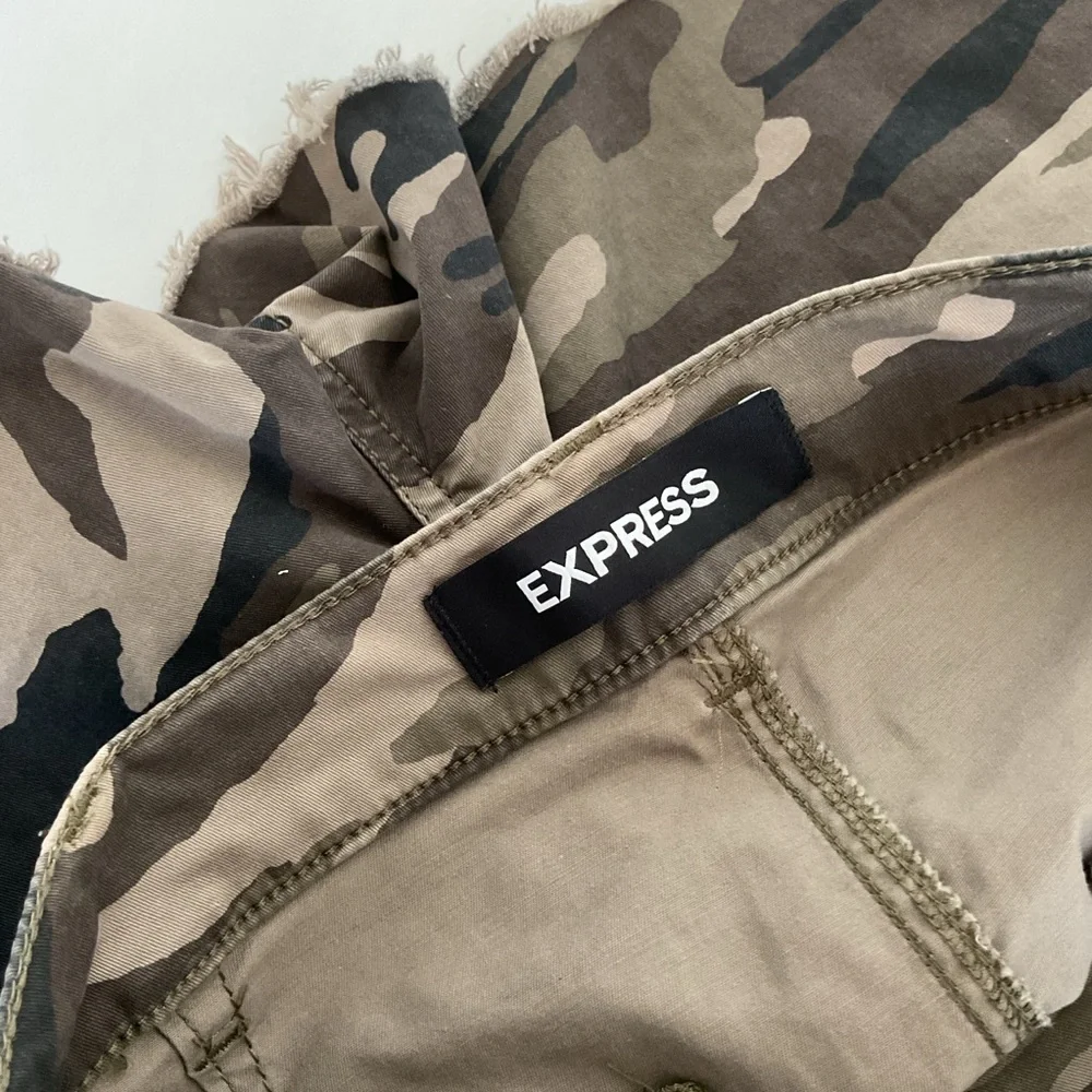 Express Green Camo twill Shorts size 0 NWT